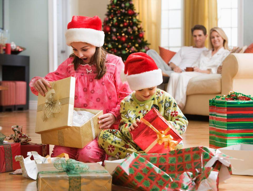 Подарок ребенку россия. Новогодние подарки для детей. Подарки под ёлкой. Рождественский подарок детям. Падарк нанавыйгод детьам.
