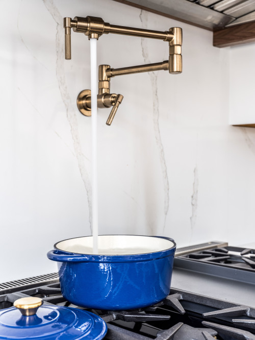 Vòi lấy nước kết hợp vòi rửa chén hiện đại trong nội thất nhà bếp