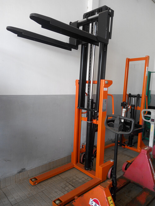 Xe nâng tay cao thủy lực 1 tấn cao 2 mét giá rẻ Tp.HCM xe nâng tay cao thủy lực 1 tấn cao 2 mét giá rẻ tp.hcm