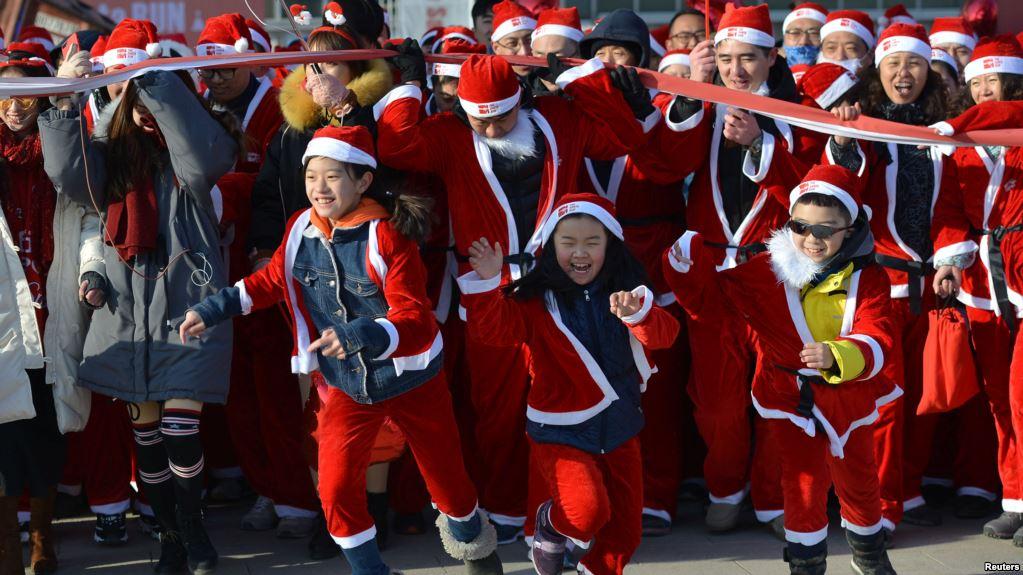 2月17日在中国沈阳街头举行的“圣诞跑”活动