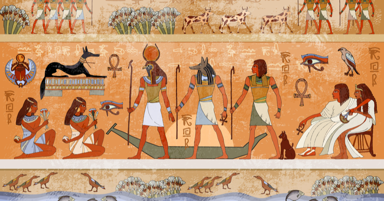 Grabados jeroglíficos en los muros exteriores de un templo del Antiguo Egipto.