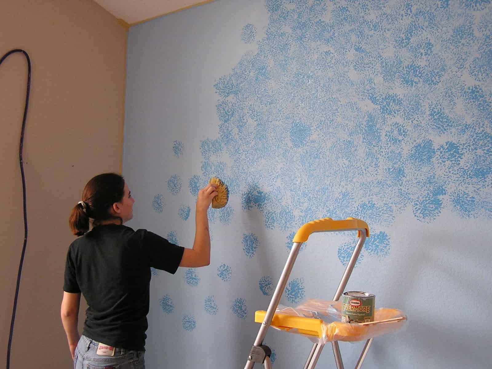 Преимущества и недостатки краски на стенах в интерьере