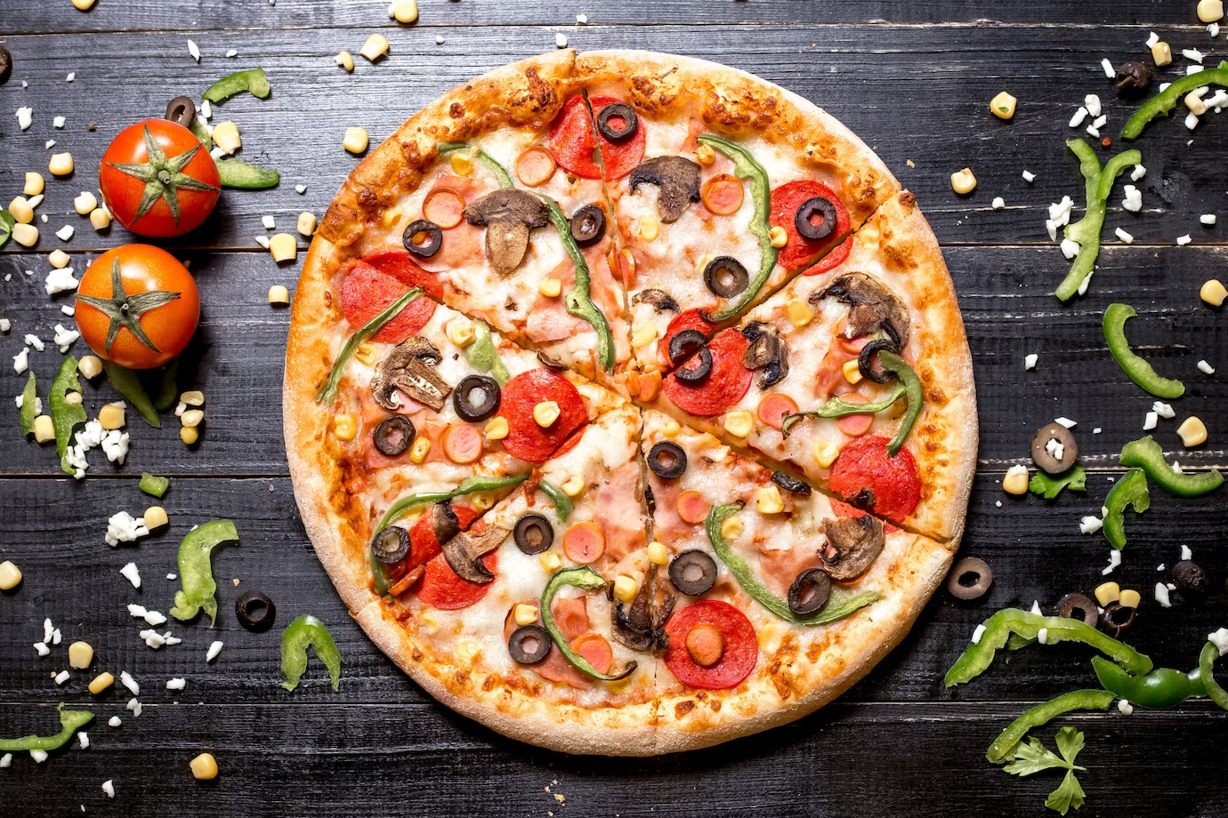 Pizza cu sos de roșii și topping-uri la alegere