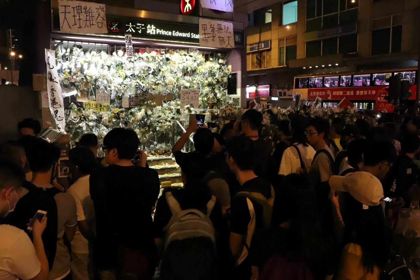 香港反送中示威者7日晚間再次聚集旺角警署周邊，抗議8月31日港鐵太子站的車廂無差別襲擊市民事件。圖為儘管港府證實31日無致死個案，但示威者仍送上鮮花「悼念死者」。（中央社）