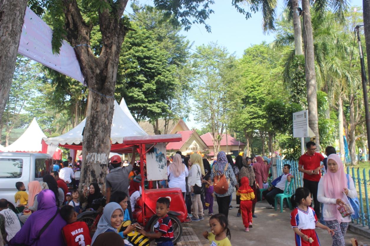 (antusiasme masyarakat untuk hadir ke stand world pharmacist day untuk mendapatkan konseling langsung terhadap Apoteker dan cek kesehatan )