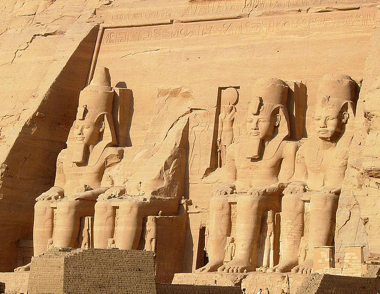 La entrada a Abu Simbel, con tres enormes estatuas de dioses y una estatua parcialmente destruida.