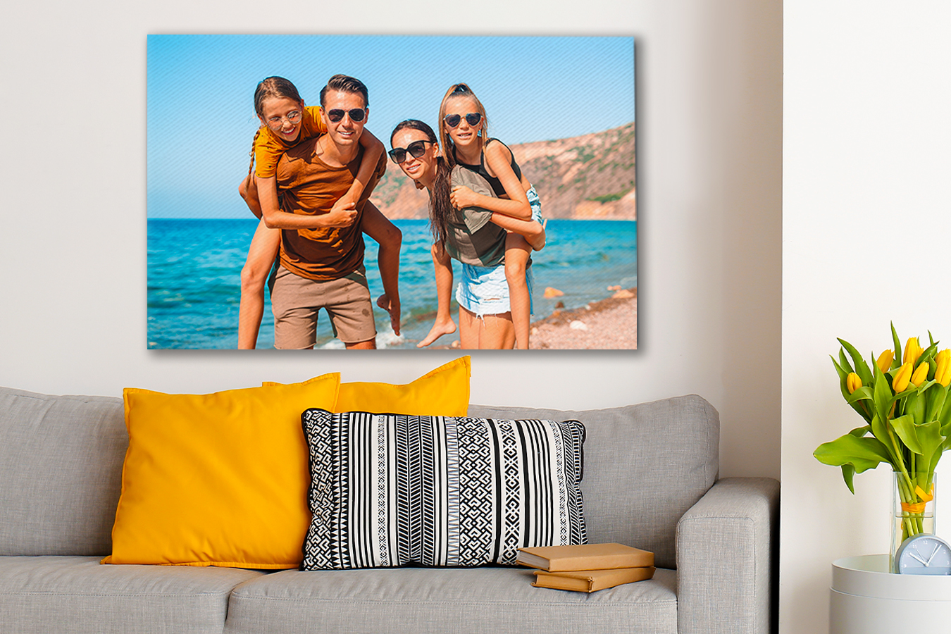 Een gezinsfoto op het strand hangt boven de bank