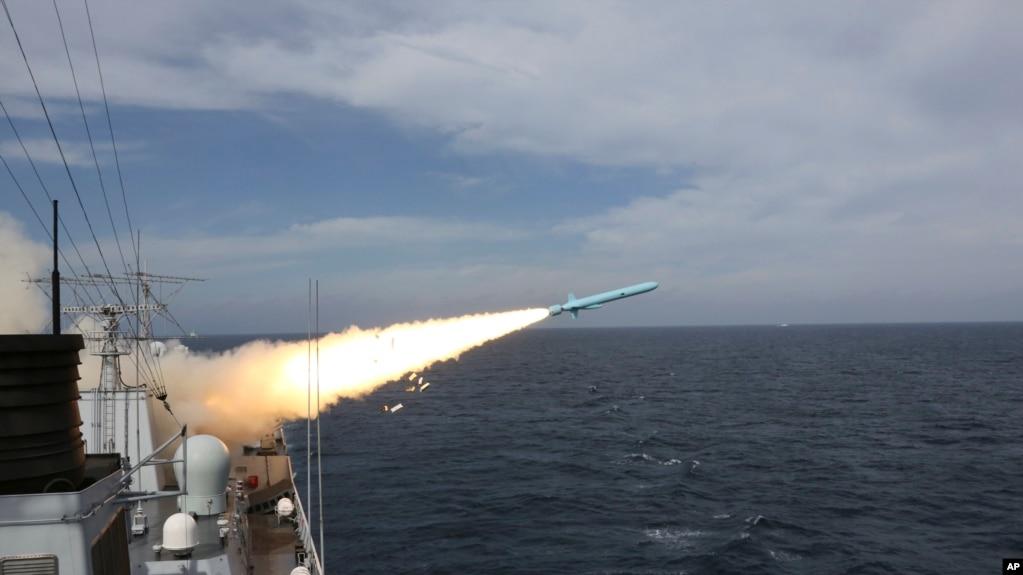 Tàu khu trục tên lửa dẫn đường của hải quân Trung Quốc bắn tên lửa trong cuộc tập trận hàng hải ở Biển Hoa Đông. hồi năm 2016