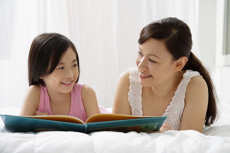 Giúp con bạn tiếp thu môn Toán thông qua việc đọc sách cùng con.  (Ảnh: Sưu tầm Internet)