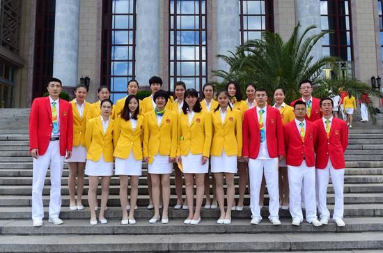 As roupas eram todas feitas sob medida, a cintura de Li Cheng parece mais fina e ele era mais ereto e magro depois de usar esta vestimenta