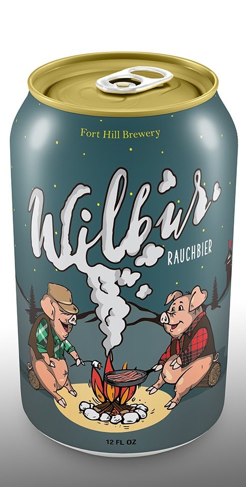 xu hướng thiết kế bao bì theo câu chuyện: lon bia cho thấy hai con lợn ngồi bên đống lửa trại