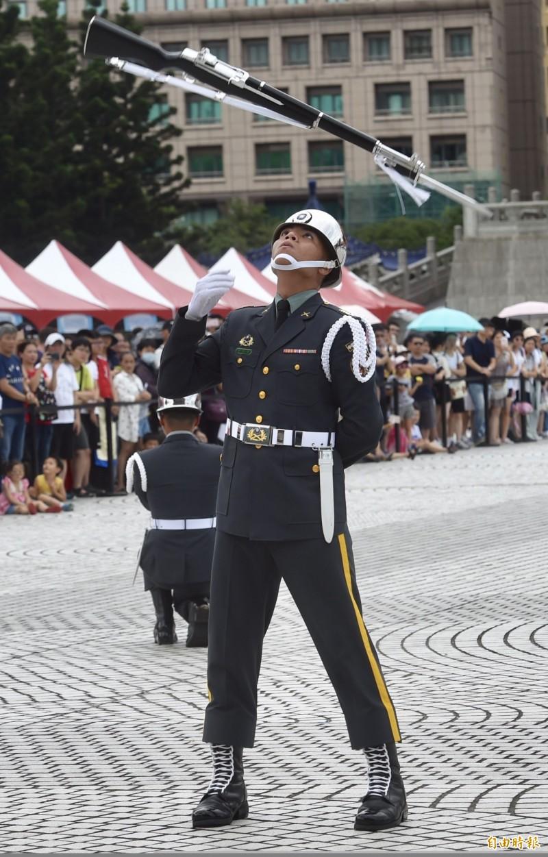 嚴德發對於儀隊隊員參與國際競賽至為重視，他鼓勵三軍儀隊官兵能在各自工作崗位上繼續努力，持續精進。（資料照）
