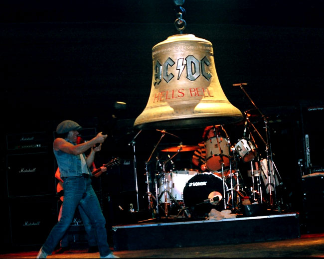 Homo Scribens: AC/DC: “По ком звонит колокол?” (AC/DC: For Whom The Bell  Tolls?)
