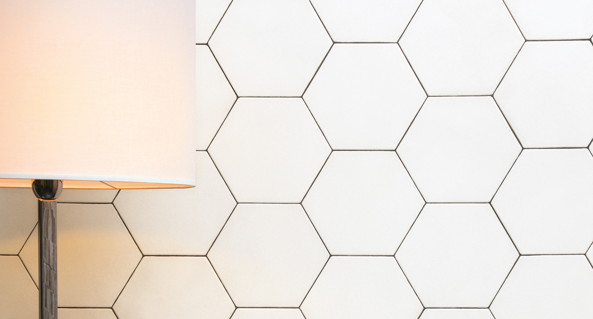 Revestimento hexagonal branco em parede