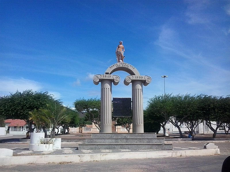 Foto de uma praça com monumento em Santa Teresinha na Bahia