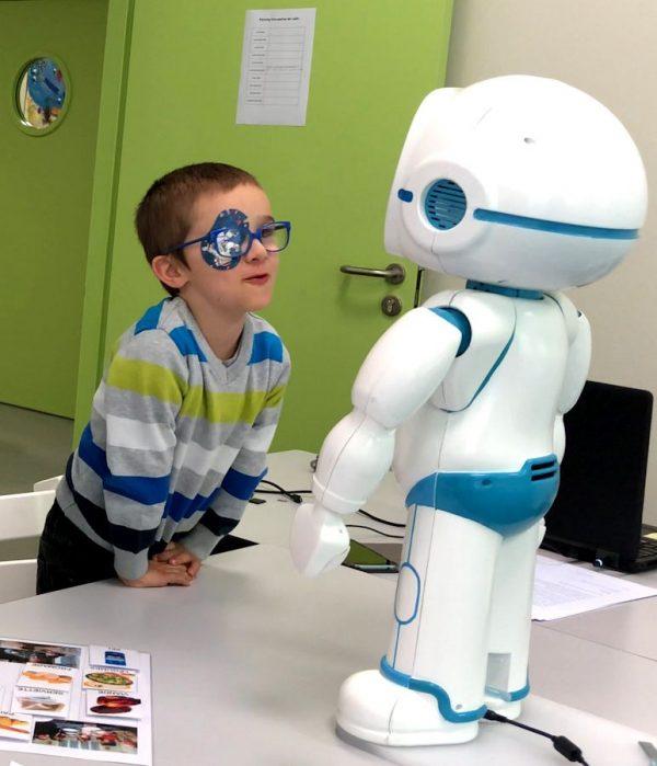 QTrobot ติวเตอร์ AI สำหรับเด็กออทิสติก3