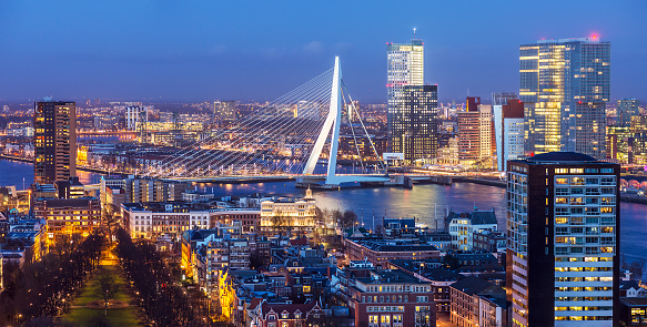 vue du soir sur Rotterdam aux Pays-Bas