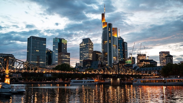 Бесплатное фото Городской пейзаж центра франкфурта на закате германии