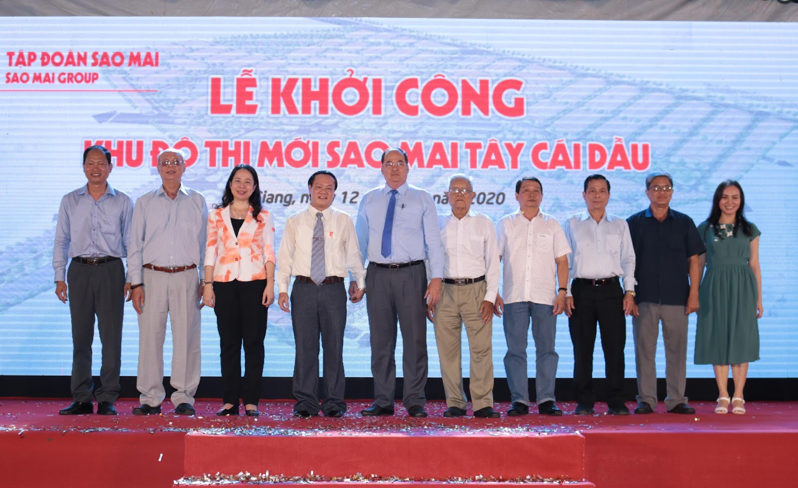 6. Các đại biểu chụp ảnh lưu niệm cùng lãnh đạo Sao Mai Group