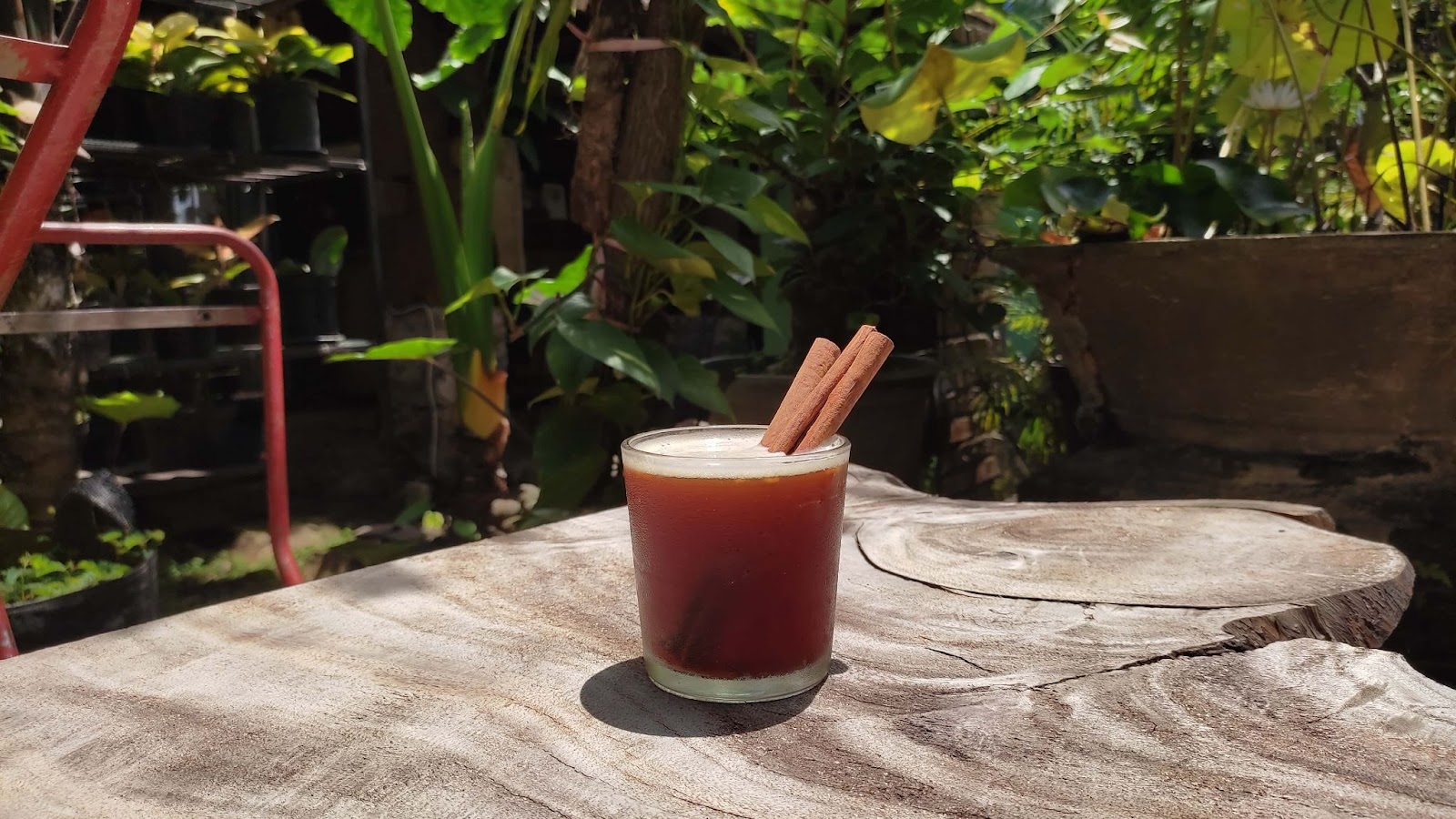 Signature es kopi kayu manis siap disajikan