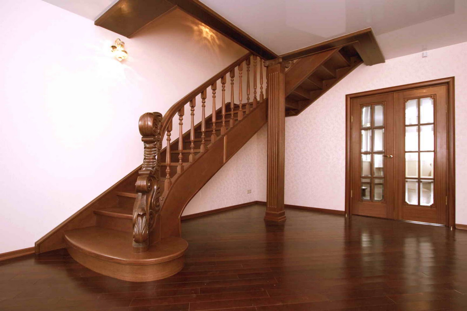 Як зробити дерев'янні сходи прикрасою будинку?