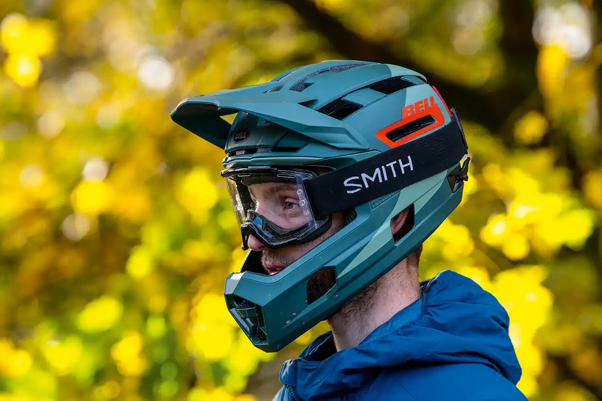 Choose to attach the chin protector of your hybrid mountain bike helmet for extra armor protection when riding on rough terrain.
