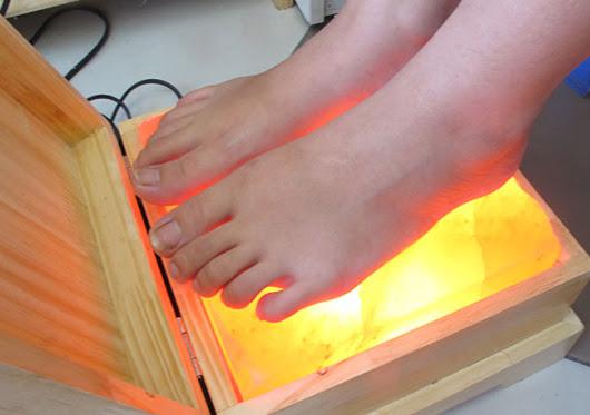 Kết quả hình ảnh cho đèn đá muối massage chân có tốt không
