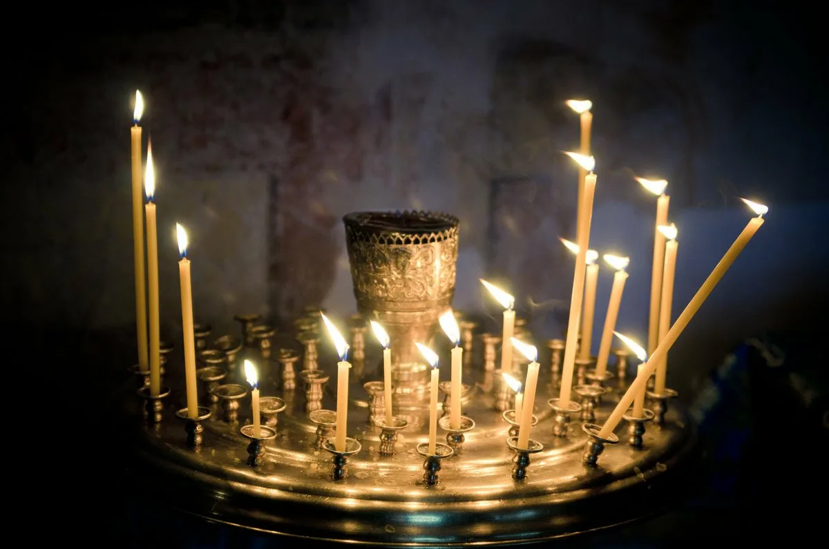 Горящие свечи в церкви. Церковные свечи. Свечи в церкви. Горящие свечи в храме. Подсвечник в храме.
