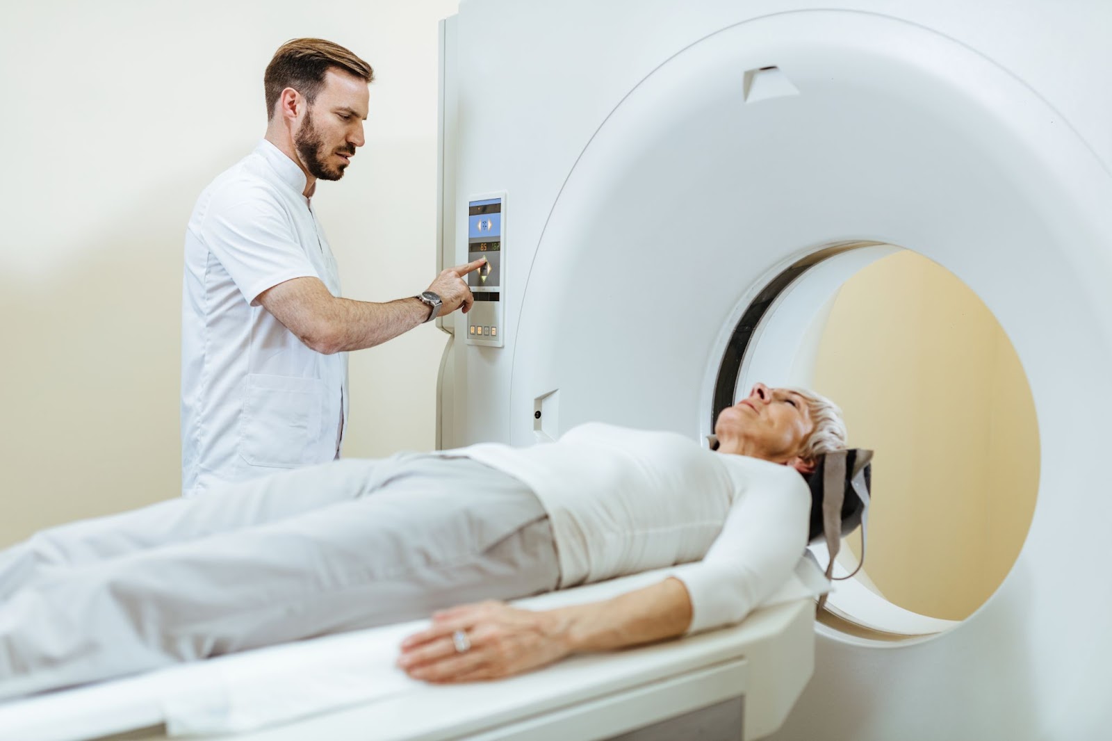 Foto që ilustron një nga metodat e diagnostikimit të kancerit oral me anë të skanimit MRI. 