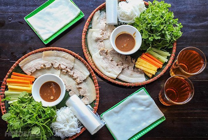 Hệ thống quán ăn Bà Mua thường xuyên đáp ứng số bánh tráng cuốn thịt heo TP Đà Nẵng phổ biến thơm và ngon, mê hoặc ngay sát xa
