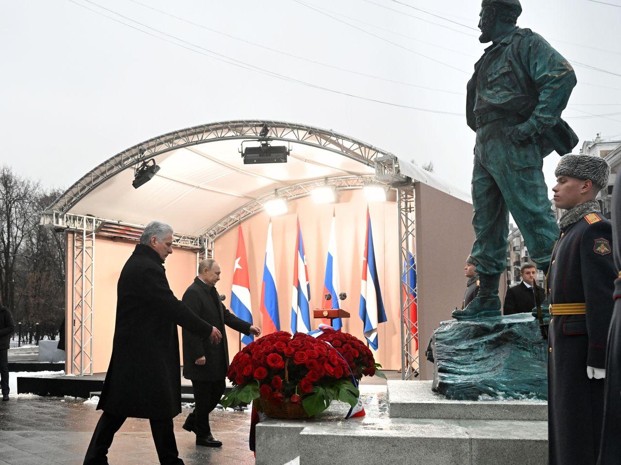 C:\Users\Admin\Documents\00_Статия_Feb23\FidelCastro_statue.jpg