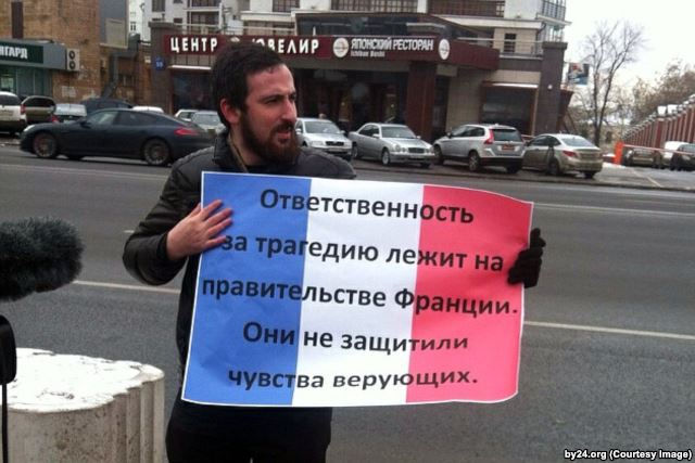 Дмитрий Цорионов (Энтео) пикетирует французское посольство в Москве