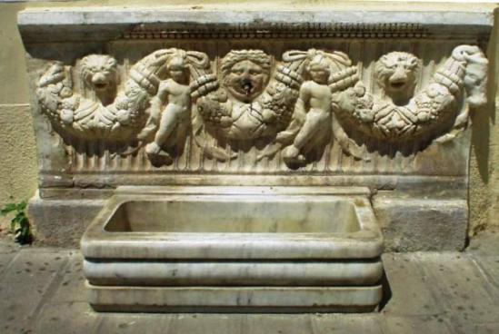 C:\Users\NF\Desktop\ΠΕΡΙ ΝΙΚΟΠΟΛΕΩΣ\MARBLE Sarcophagus Stolen from Nikopolis. Using as Fountain in Preveza street !!!.jpg