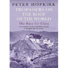 Book cover of Trespassers on the Roof of the World by Peter Hopkirk.