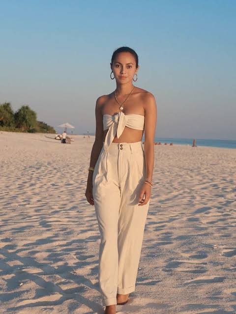 16 Beach Chic Outfits - Bandeau with high-waisted pants