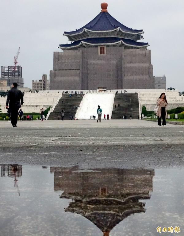 進轉型正義條例草案今晚三讀通過，條文規定，出現於公共建築或場所之紀念、緬懷威權統治者之象徵，應予移除、改名或以其他方式處理。圖為中正紀念堂。（記者朱沛雄攝）