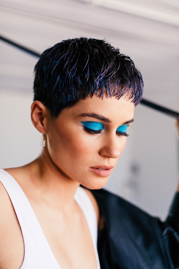 foto de uma mulher com cabelo curto olhando para baixo 