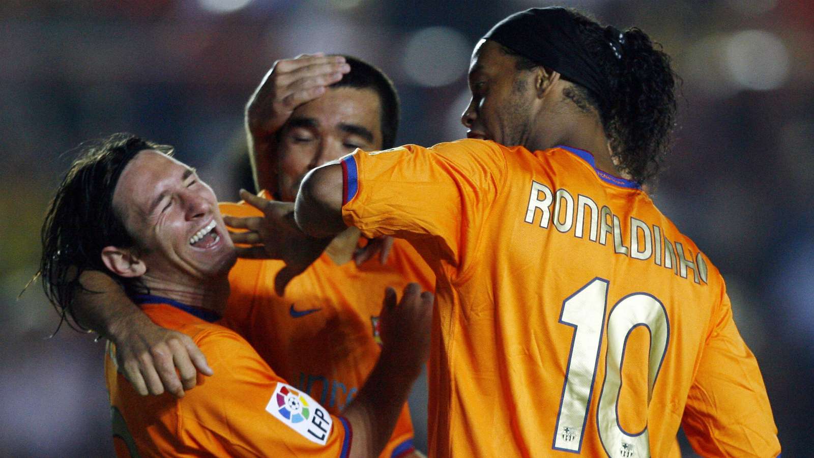 Barcelona sold 'drunk' Ronaldinho & Deco to protect Messi - Hleb - Bóng Đá