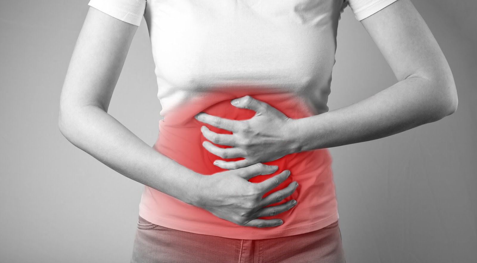 Foto që ilustron dhimbjen e barkut, një simptomë e sëmundjes Crohn.