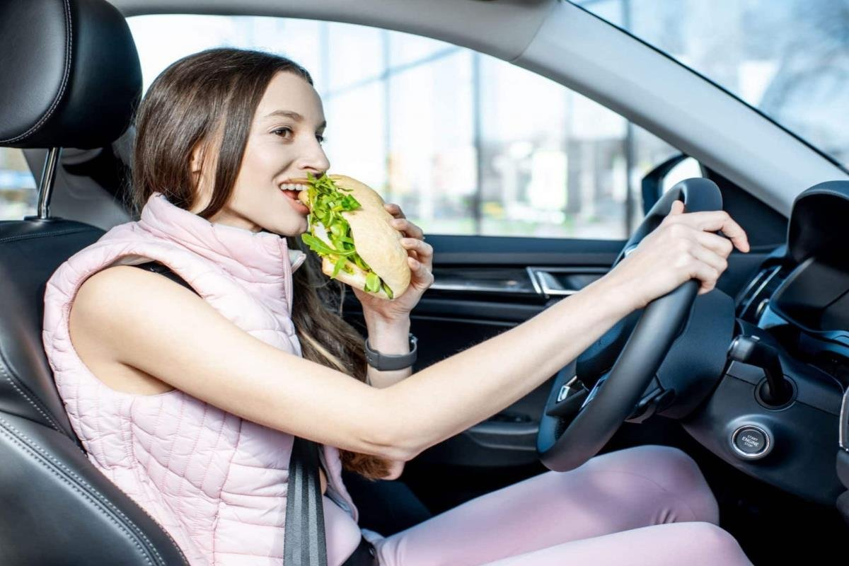 Thói quen ăn uống trong xe
