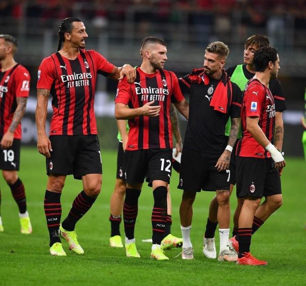 AC Milan sở hữu set trang phục thi đấu đỏ đen trẻ trung, hiện đại