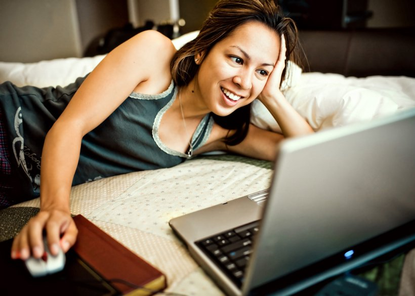 Девушка за ноутбуком. Девушка перед компьютером. Женщина в интернете. Девушка с компьютером. Найти подругу в интернете