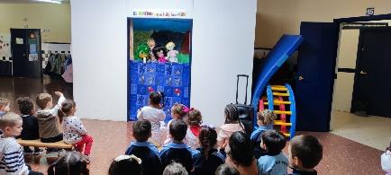 Un grupo de personas sentadas en una sala

Descripción generada automáticamente con confianza media