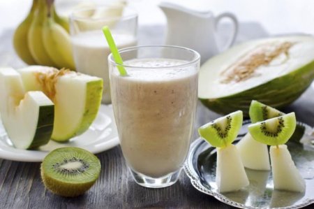 Smoothie with melon and banana
