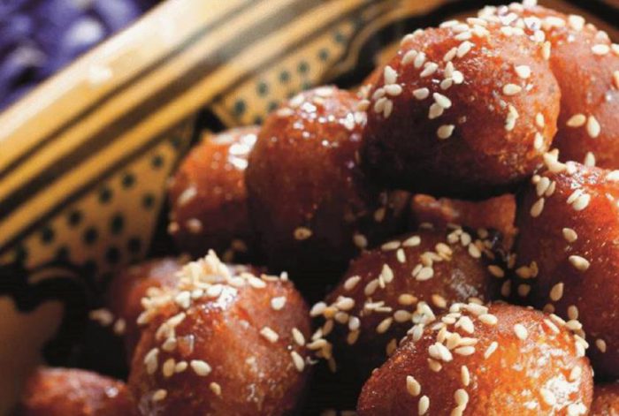 Tận hưởng món Bánh rán Luqaimat giòn tan với giá rẻ bèo khi đi du lịch Dubai