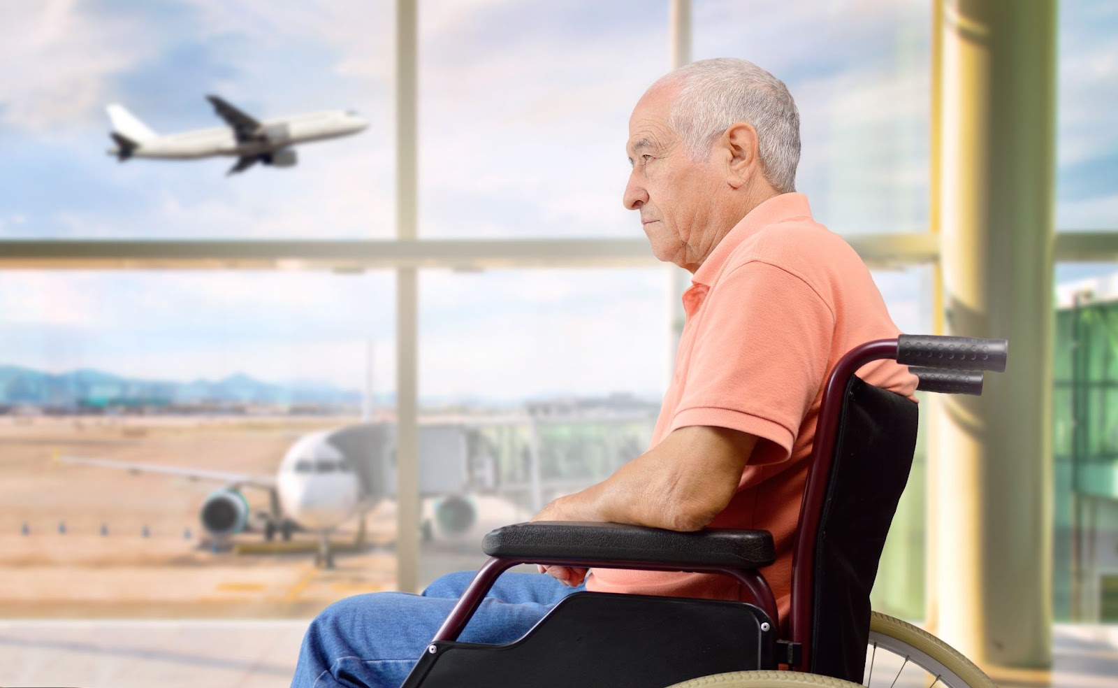Можно летать самолетом после инфаркта. Пенсионеры в самолете. Пожилой мужчина в самолете. Довольные пенсионеры. Инвалид в самолете.