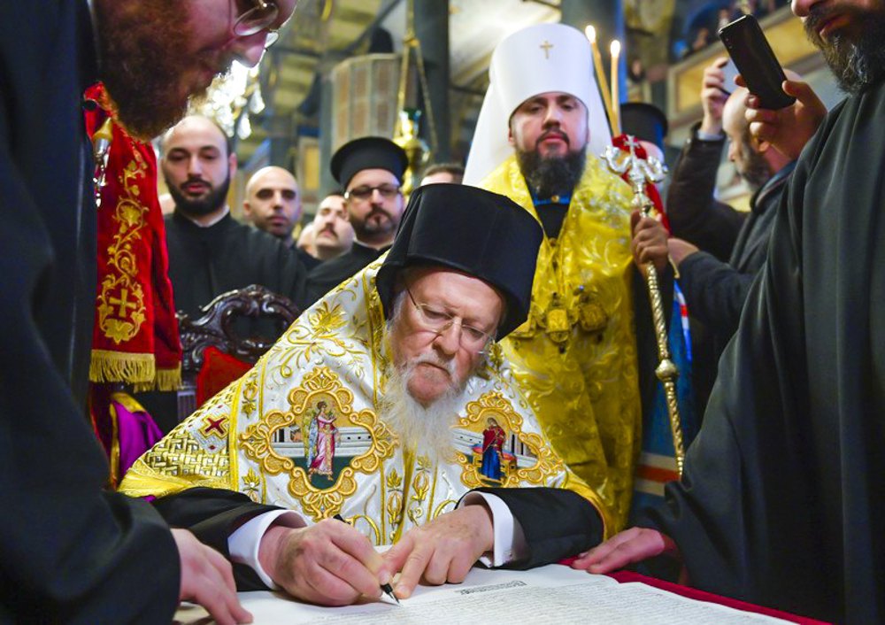 Вселенський Патріарх Варфоломій підписує Томос про автокефалію в церкві Святого Георгія в Стамбулі, 5 січня 2019 року