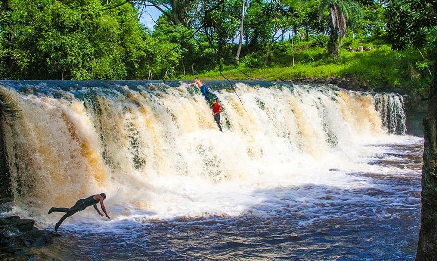 Tres caudalosas y anchas cascadas sobre el lecho del Río Tepenaguazapa  que circula en los alrededores del poblado de El Almendro forman el principal atractivo turístico de  este municipio. 