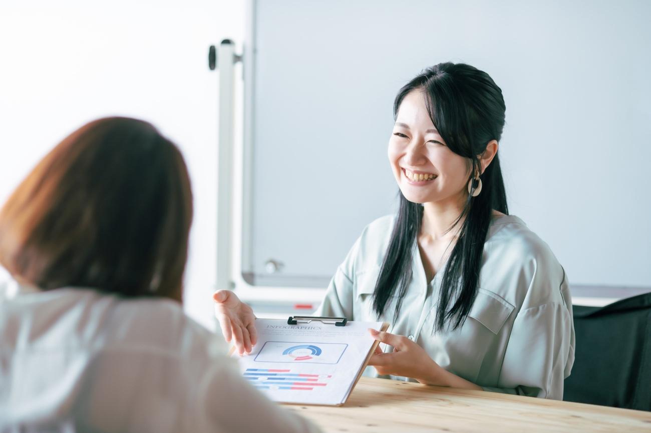 机の上に座っている女性

中程度の精度で自動的に生成された説明