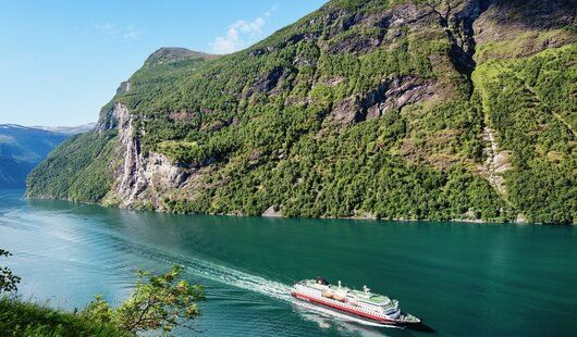 un navire hurtigruten en mer